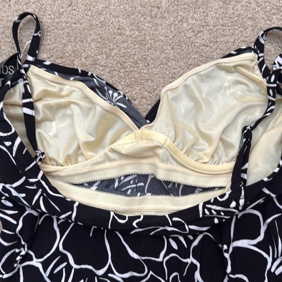 NWT Miraclesuit Savannah Roswell Floral Black and White Tankini Top Size 12 - Picture 7 of 10